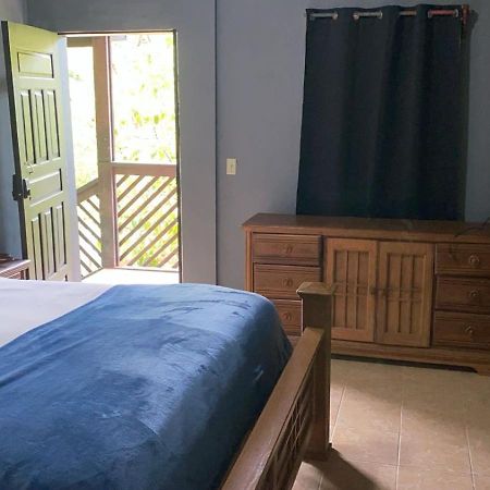 Airport Inn Roatan Exterior foto