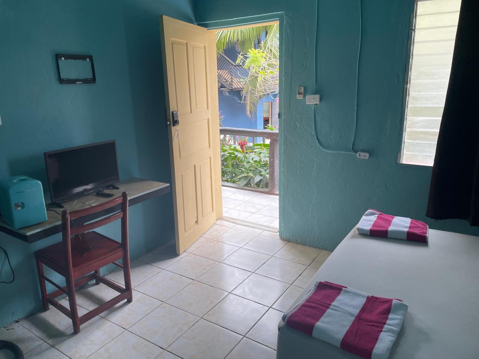 Airport Inn Roatan Exterior foto