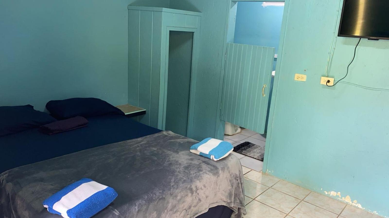 Airport Inn Roatan Exterior foto