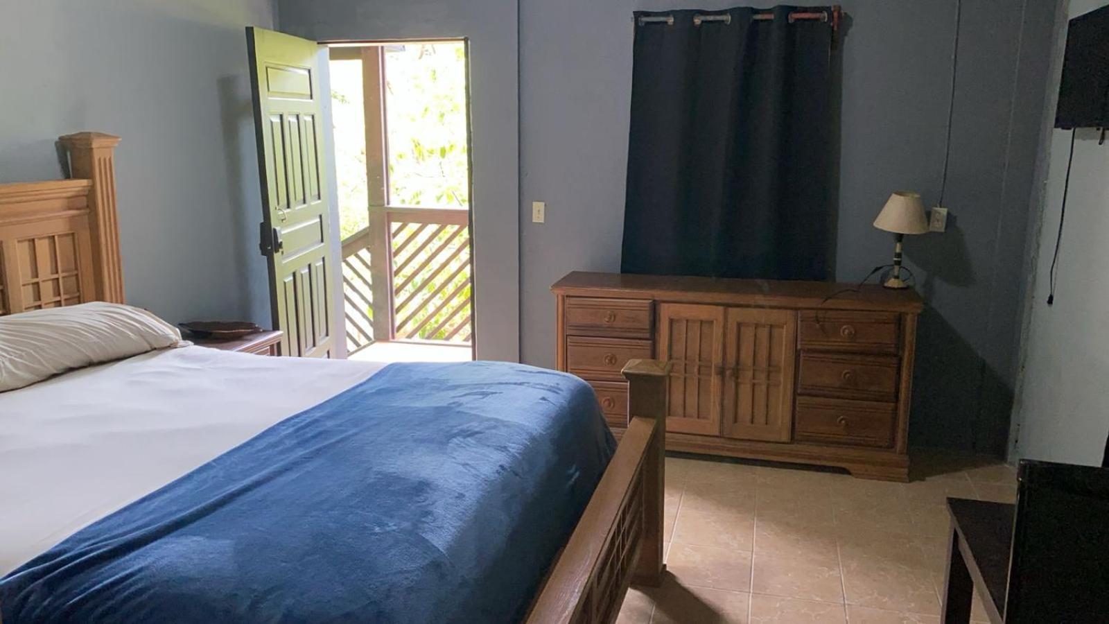 Airport Inn Roatan Exterior foto