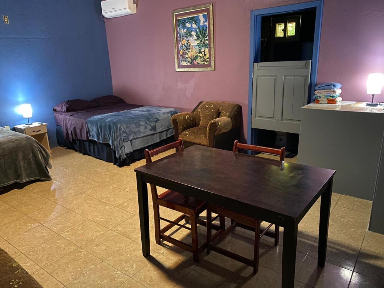 Airport Inn Roatan Exterior foto